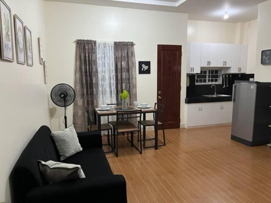 Estilo Apartment 2-Storey Clarin  Экстерьер фото